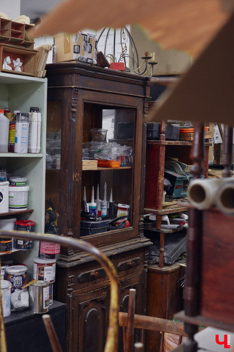 Маргарита Зинова дарит новую жизнь старой мебели уже почти пять лет. Сначала она увлекалась перекраской современных предметов интерьера, а затем перешла к реставрации старинных вещей. Мы напросились к ней в мастерскую, чтобы своими глазами увидеть некоторые интересные экземпляры.