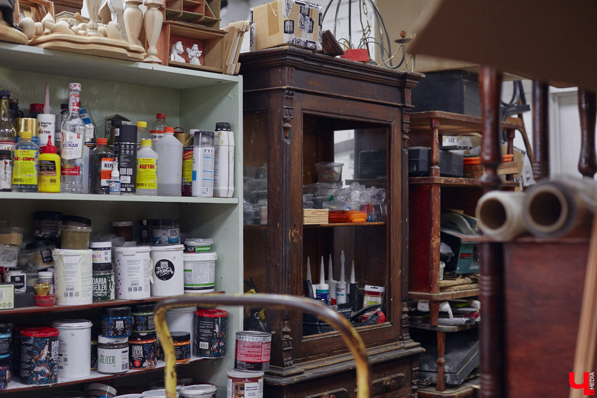 Маргарита Зинова дарит новую жизнь старой мебели уже почти пять лет. Сначала она увлекалась перекраской современных предметов интерьера, а затем перешла к реставрации старинных вещей. Мы напросились к ней в мастерскую, чтобы своими глазами увидеть некоторые интересные экземпляры.