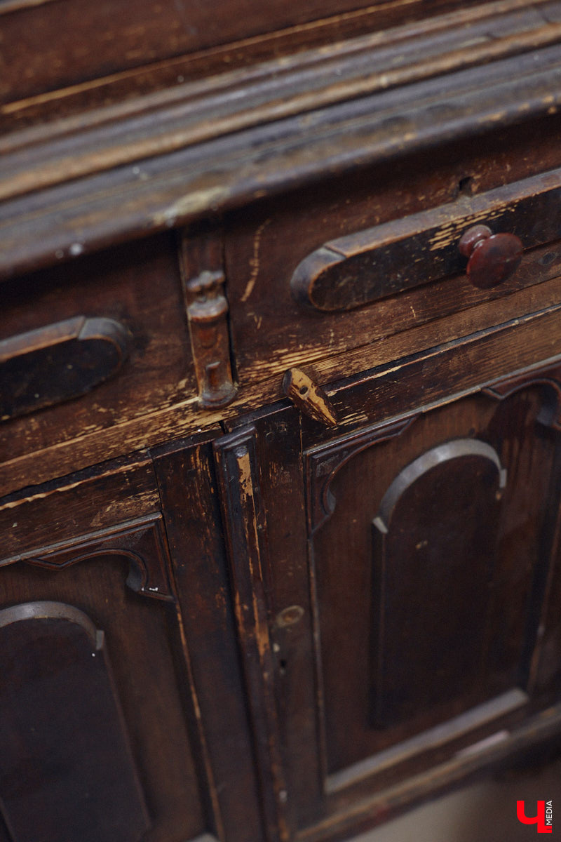 Маргарита Зинова дарит новую жизнь старой мебели уже почти пять лет. Сначала она увлекалась перекраской современных предметов интерьера, а затем перешла к реставрации старинных вещей. Мы напросились к ней в мастерскую, чтобы своими глазами увидеть некоторые интересные экземпляры.