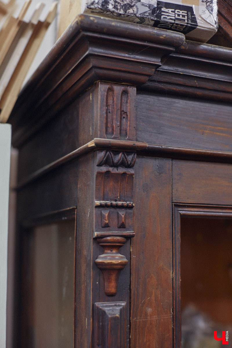 Маргарита Зинова дарит новую жизнь старой мебели уже почти пять лет. Сначала она увлекалась перекраской современных предметов интерьера, а затем перешла к реставрации старинных вещей. Мы напросились к ней в мастерскую, чтобы своими глазами увидеть некоторые интересные экземпляры.