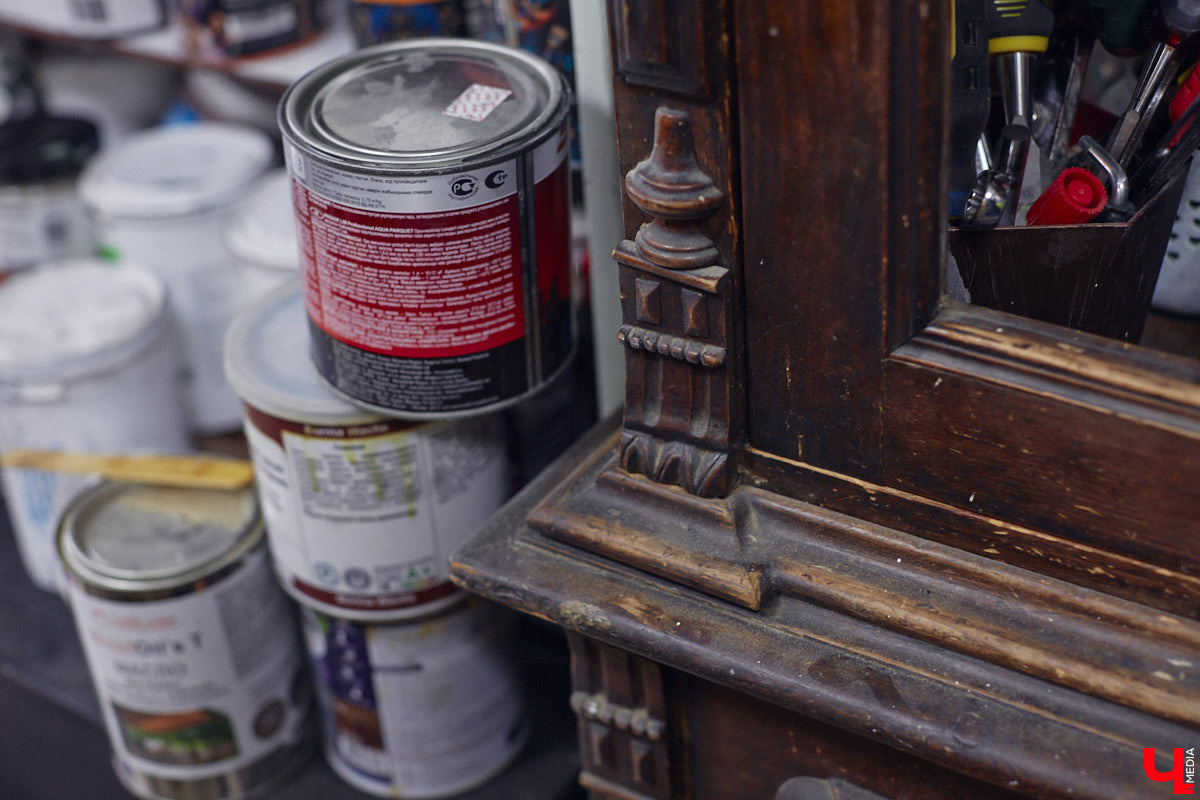 Маргарита Зинова дарит новую жизнь старой мебели уже почти пять лет. Сначала она увлекалась перекраской современных предметов интерьера, а затем перешла к реставрации старинных вещей. Мы напросились к ней в мастерскую, чтобы своими глазами увидеть некоторые интересные экземпляры.