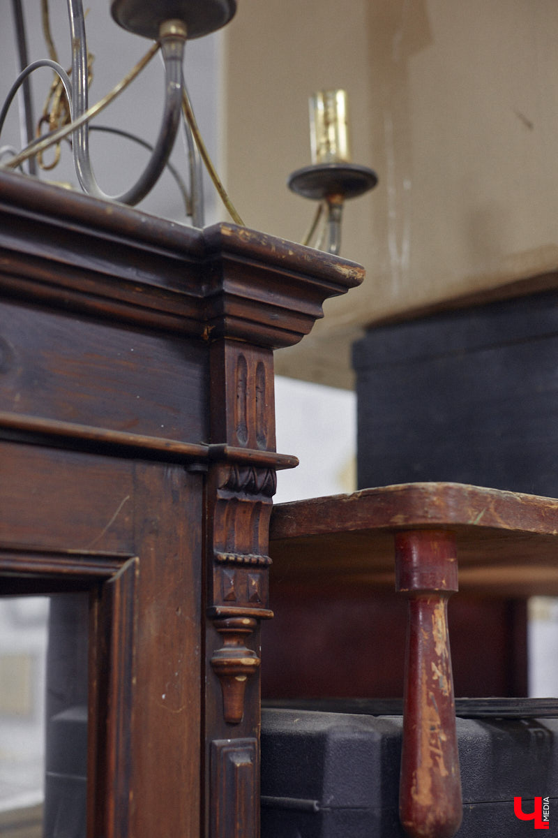 Маргарита Зинова дарит новую жизнь старой мебели уже почти пять лет. Сначала она увлекалась перекраской современных предметов интерьера, а затем перешла к реставрации старинных вещей. Мы напросились к ней в мастерскую, чтобы своими глазами увидеть некоторые интересные экземпляры.