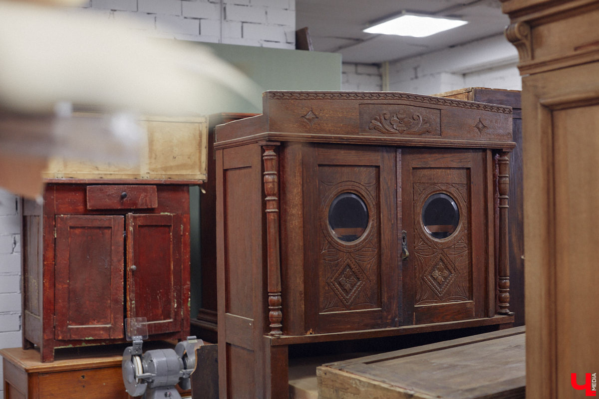 Маргарита Зинова дарит новую жизнь старой мебели уже почти пять лет. Сначала она увлекалась перекраской современных предметов интерьера, а затем перешла к реставрации старинных вещей. Мы напросились к ней в мастерскую, чтобы своими глазами увидеть некоторые интересные экземпляры.