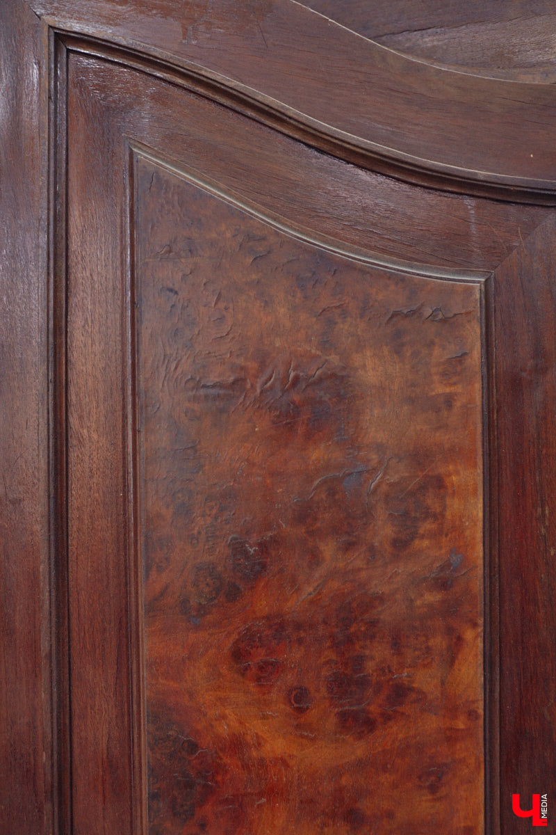 Маргарита Зинова дарит новую жизнь старой мебели уже почти пять лет. Сначала она увлекалась перекраской современных предметов интерьера, а затем перешла к реставрации старинных вещей. Мы напросились к ней в мастерскую, чтобы своими глазами увидеть некоторые интересные экземпляры.