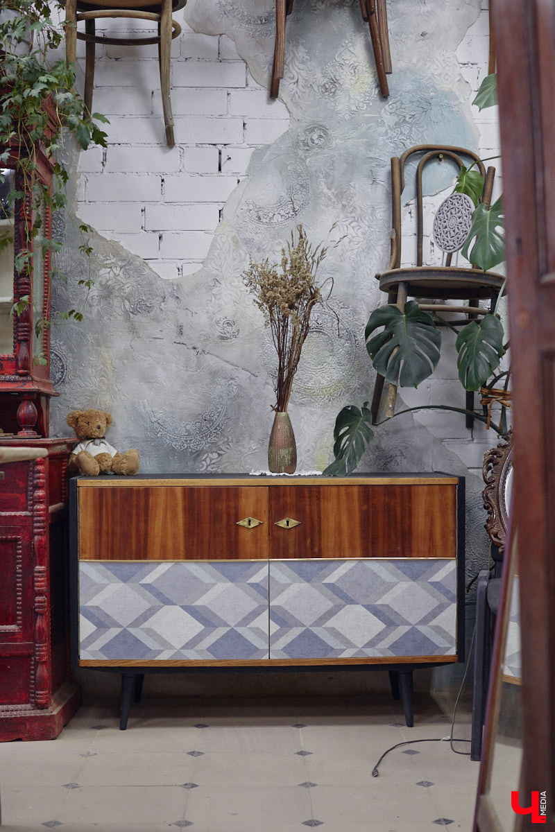 Маргарита Зинова дарит новую жизнь старой мебели уже почти пять лет. Сначала она увлекалась перекраской современных предметов интерьера, а затем перешла к реставрации старинных вещей. Мы напросились к ней в мастерскую, чтобы своими глазами увидеть некоторые интересные экземпляры.