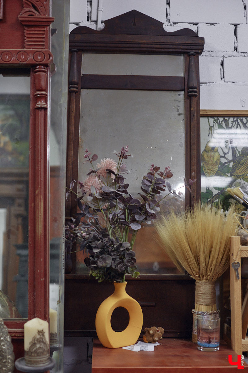 Маргарита Зинова дарит новую жизнь старой мебели уже почти пять лет. Сначала она увлекалась перекраской современных предметов интерьера, а затем перешла к реставрации старинных вещей. Мы напросились к ней в мастерскую, чтобы своими глазами увидеть некоторые интересные экземпляры.