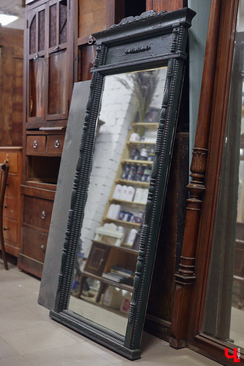 Маргарита Зинова дарит новую жизнь старой мебели уже почти пять лет. Сначала она увлекалась перекраской современных предметов интерьера, а затем перешла к реставрации старинных вещей. Мы напросились к ней в мастерскую, чтобы своими глазами увидеть некоторые интересные экземпляры.