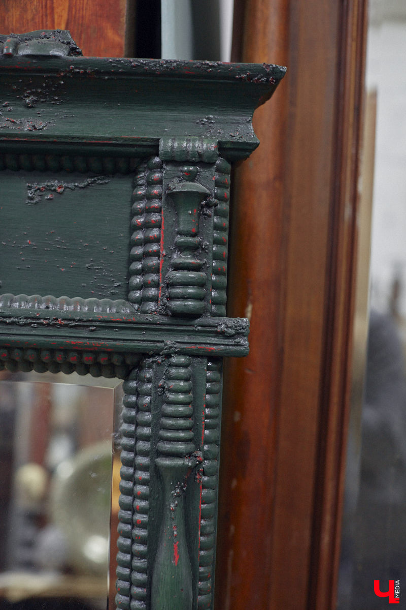 Маргарита Зинова дарит новую жизнь старой мебели уже почти пять лет. Сначала она увлекалась перекраской современных предметов интерьера, а затем перешла к реставрации старинных вещей. Мы напросились к ней в мастерскую, чтобы своими глазами увидеть некоторые интересные экземпляры.