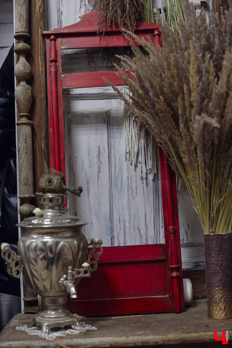 Маргарита Зинова дарит новую жизнь старой мебели уже почти пять лет. Сначала она увлекалась перекраской современных предметов интерьера, а затем перешла к реставрации старинных вещей. Мы напросились к ней в мастерскую, чтобы своими глазами увидеть некоторые интересные экземпляры.