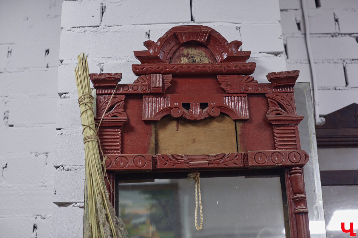 Маргарита Зинова дарит новую жизнь старой мебели уже почти пять лет. Сначала она увлекалась перекраской современных предметов интерьера, а затем перешла к реставрации старинных вещей. Мы напросились к ней в мастерскую, чтобы своими глазами увидеть некоторые интересные экземпляры.