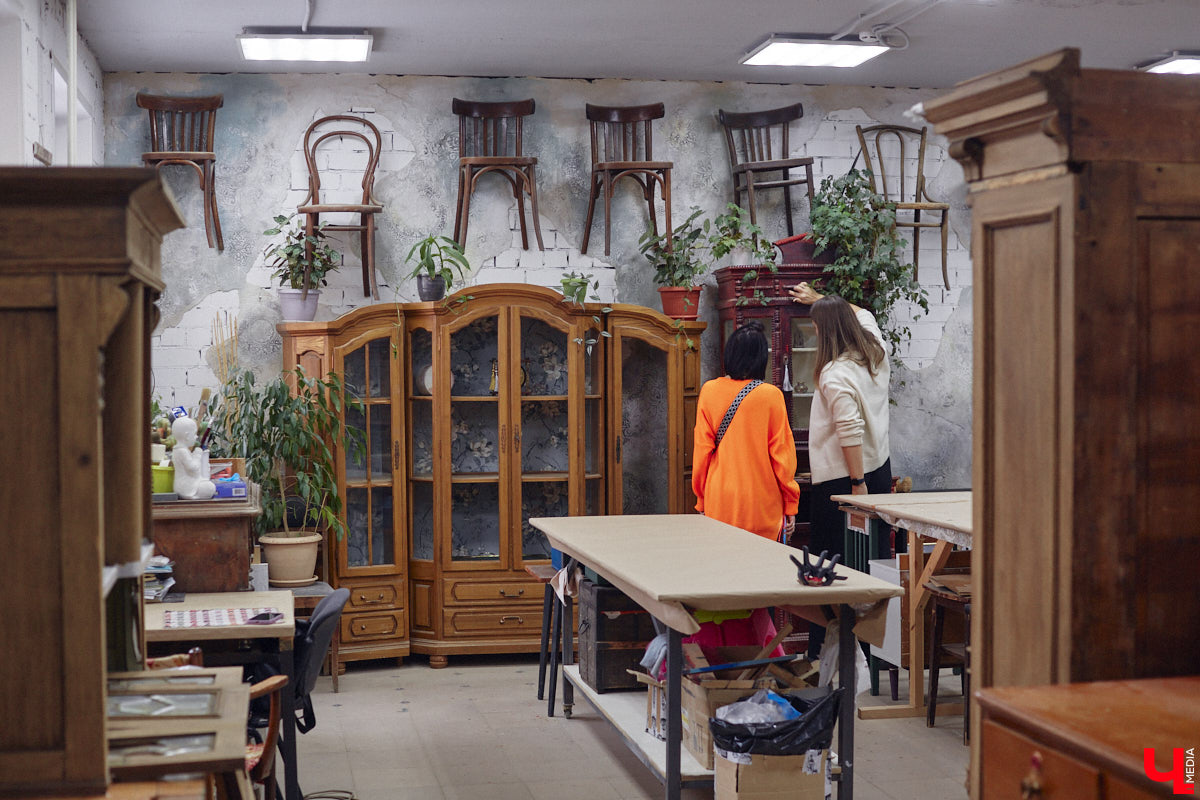 Маргарита Зинова дарит новую жизнь старой мебели уже почти пять лет. Сначала она увлекалась перекраской современных предметов интерьера, а затем перешла к реставрации старинных вещей. Мы напросились к ней в мастерскую, чтобы своими глазами увидеть некоторые интересные экземпляры.