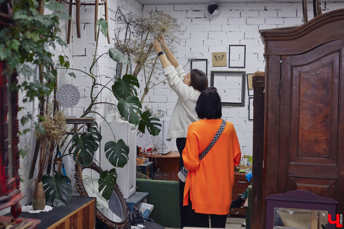 Маргарита Зинова дарит новую жизнь старой мебели уже почти пять лет. Сначала она увлекалась перекраской современных предметов интерьера, а затем перешла к реставрации старинных вещей. Мы напросились к ней в мастерскую, чтобы своими глазами увидеть некоторые интересные экземпляры.