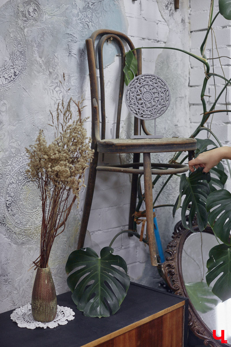 Маргарита Зинова дарит новую жизнь старой мебели уже почти пять лет. Сначала она увлекалась перекраской современных предметов интерьера, а затем перешла к реставрации старинных вещей. Мы напросились к ней в мастерскую, чтобы своими глазами увидеть некоторые интересные экземпляры.