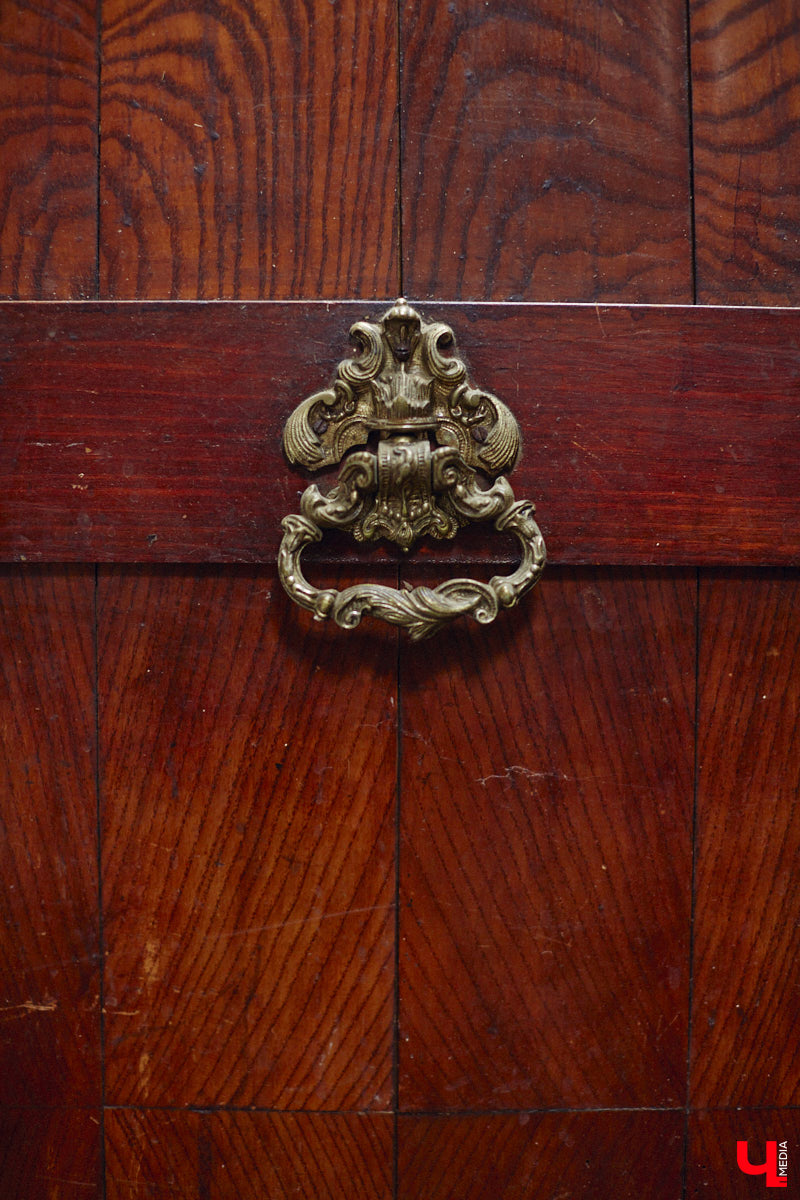 Маргарита Зинова дарит новую жизнь старой мебели уже почти пять лет. Сначала она увлекалась перекраской современных предметов интерьера, а затем перешла к реставрации старинных вещей. Мы напросились к ней в мастерскую, чтобы своими глазами увидеть некоторые интересные экземпляры.