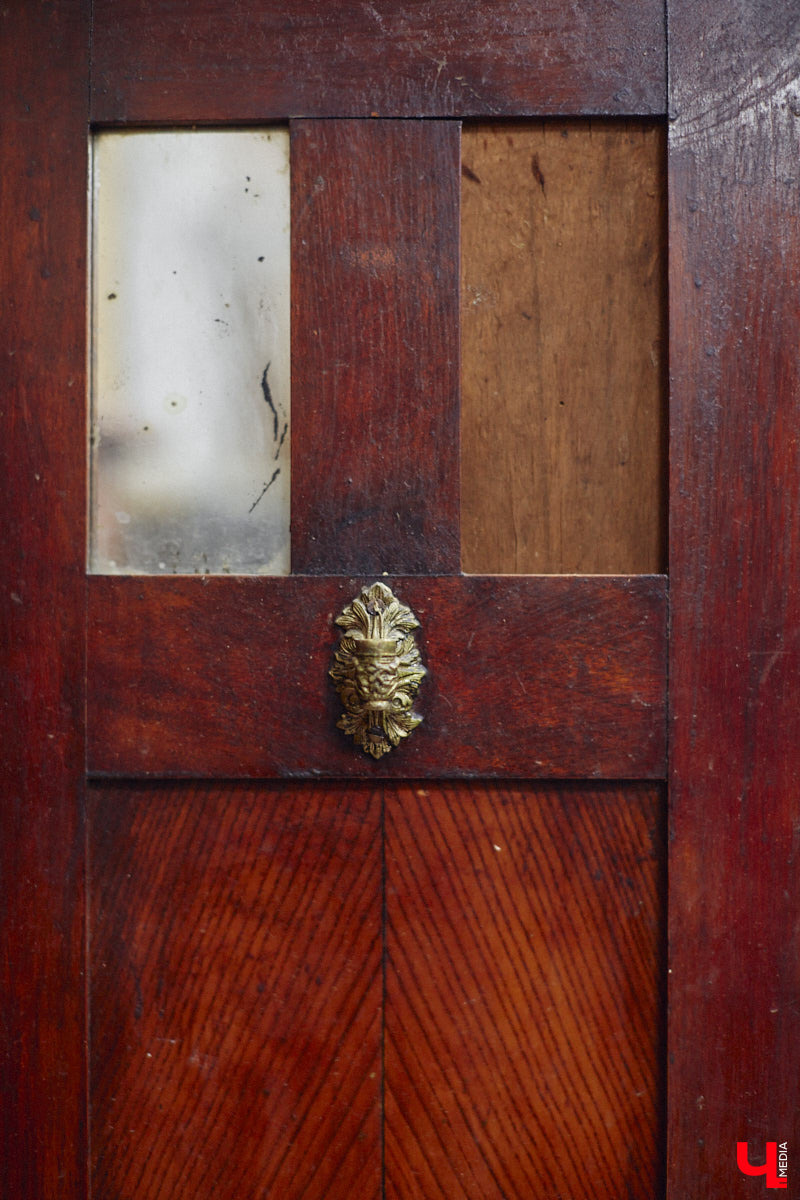 Маргарита Зинова дарит новую жизнь старой мебели уже почти пять лет. Сначала она увлекалась перекраской современных предметов интерьера, а затем перешла к реставрации старинных вещей. Мы напросились к ней в мастерскую, чтобы своими глазами увидеть некоторые интересные экземпляры.