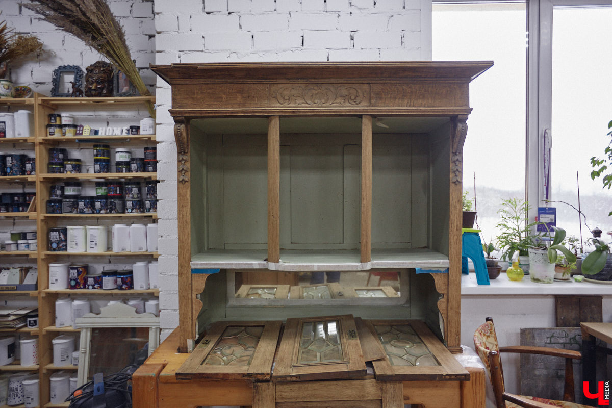 Маргарита Зинова дарит новую жизнь старой мебели уже почти пять лет. Сначала она увлекалась перекраской современных предметов интерьера, а затем перешла к реставрации старинных вещей. Мы напросились к ней в мастерскую, чтобы своими глазами увидеть некоторые интересные экземпляры.