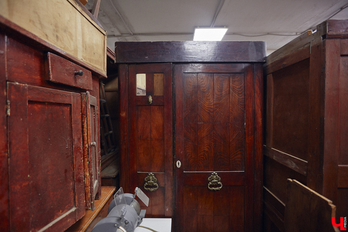 Маргарита Зинова дарит новую жизнь старой мебели уже почти пять лет. Сначала она увлекалась перекраской современных предметов интерьера, а затем перешла к реставрации старинных вещей. Мы напросились к ней в мастерскую, чтобы своими глазами увидеть некоторые интересные экземпляры.