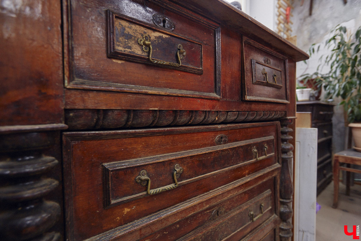 Маргарита Зинова дарит новую жизнь старой мебели уже почти пять лет. Сначала она увлекалась перекраской современных предметов интерьера, а затем перешла к реставрации старинных вещей. Мы напросились к ней в мастерскую, чтобы своими глазами увидеть некоторые интересные экземпляры.