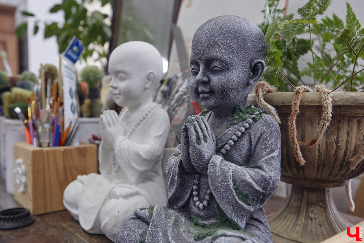 Маргарита Зинова дарит новую жизнь старой мебели уже почти пять лет. Сначала она увлекалась перекраской современных предметов интерьера, а затем перешла к реставрации старинных вещей. Мы напросились к ней в мастерскую, чтобы своими глазами увидеть некоторые интересные экземпляры.