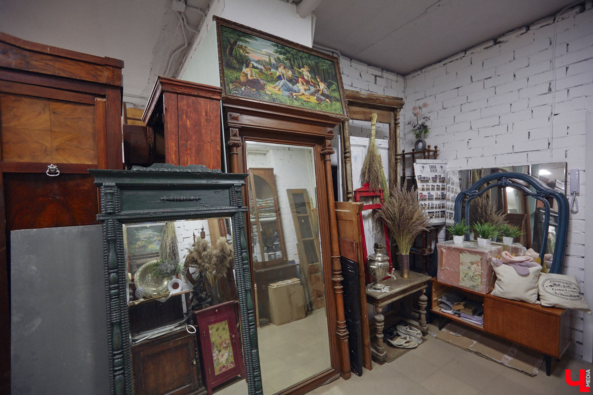 Маргарита Зинова дарит новую жизнь старой мебели уже почти пять лет. Сначала она увлекалась перекраской современных предметов интерьера, а затем перешла к реставрации старинных вещей. Мы напросились к ней в мастерскую, чтобы своими глазами увидеть некоторые интересные экземпляры.