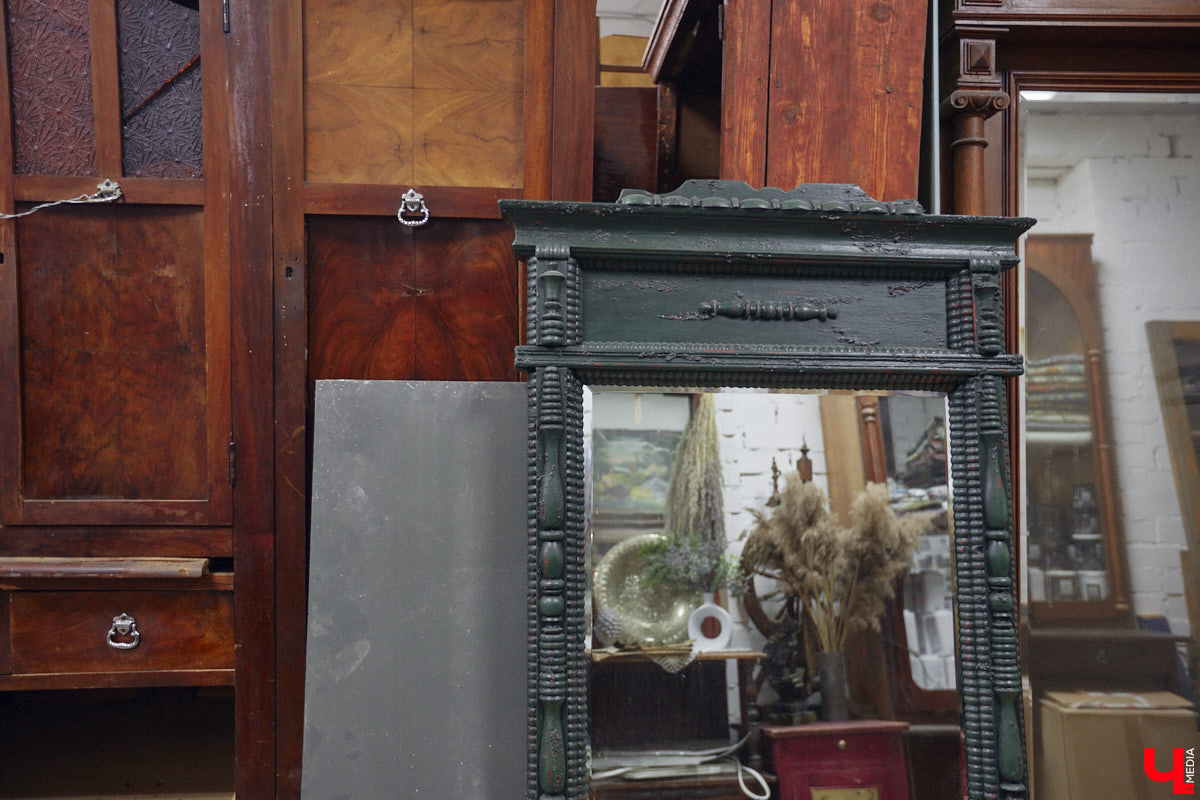 Маргарита Зинова дарит новую жизнь старой мебели уже почти пять лет. Сначала она увлекалась перекраской современных предметов интерьера, а затем перешла к реставрации старинных вещей. Мы напросились к ней в мастерскую, чтобы своими глазами увидеть некоторые интересные экземпляры.