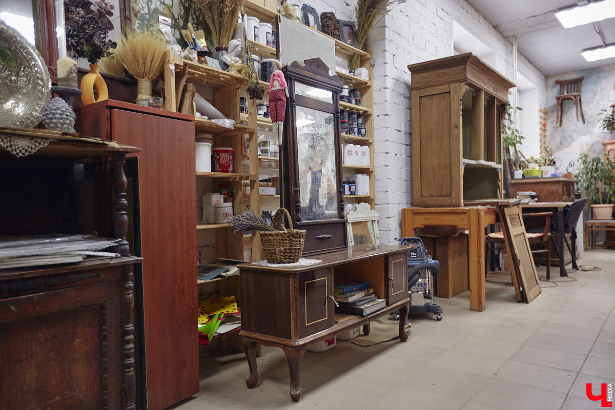 Маргарита Зинова дарит новую жизнь старой мебели уже почти пять лет. Сначала она увлекалась перекраской современных предметов интерьера, а затем перешла к реставрации старинных вещей. Мы напросились к ней в мастерскую, чтобы своими глазами увидеть некоторые интересные экземпляры.