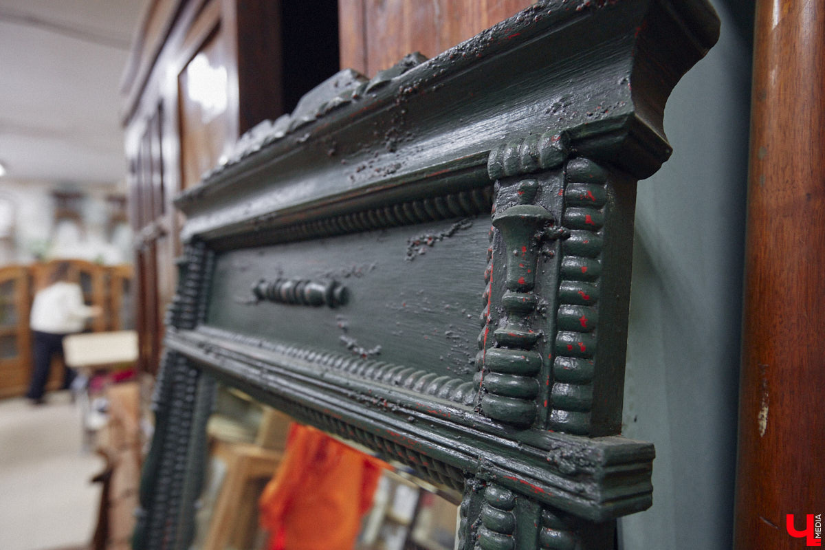 Маргарита Зинова дарит новую жизнь старой мебели уже почти пять лет. Сначала она увлекалась перекраской современных предметов интерьера, а затем перешла к реставрации старинных вещей. Мы напросились к ней в мастерскую, чтобы своими глазами увидеть некоторые интересные экземпляры.