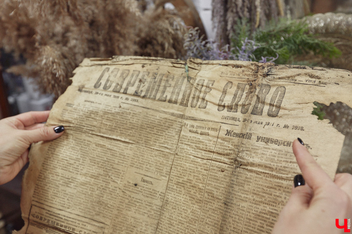 Маргарита Зинова дарит новую жизнь старой мебели уже почти пять лет. Сначала она увлекалась перекраской современных предметов интерьера, а затем перешла к реставрации старинных вещей. Мы напросились к ней в мастерскую, чтобы своими глазами увидеть некоторые интересные экземпляры.