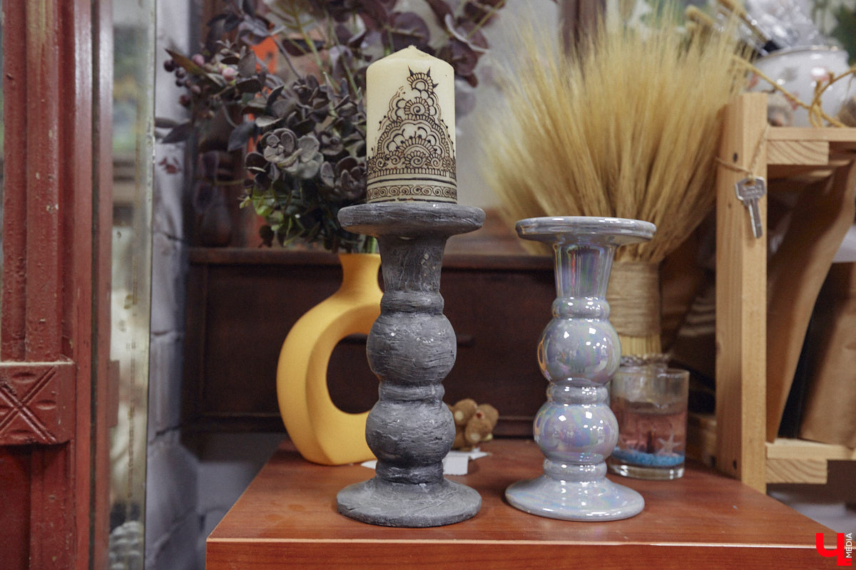 Маргарита Зинова дарит новую жизнь старой мебели уже почти пять лет. Сначала она увлекалась перекраской современных предметов интерьера, а затем перешла к реставрации старинных вещей. Мы напросились к ней в мастерскую, чтобы своими глазами увидеть некоторые интересные экземпляры.