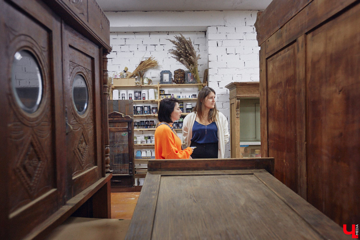 Маргарита Зинова дарит новую жизнь старой мебели уже почти пять лет. Сначала она увлекалась перекраской современных предметов интерьера, а затем перешла к реставрации старинных вещей. Мы напросились к ней в мастерскую, чтобы своими глазами увидеть некоторые интересные экземпляры.