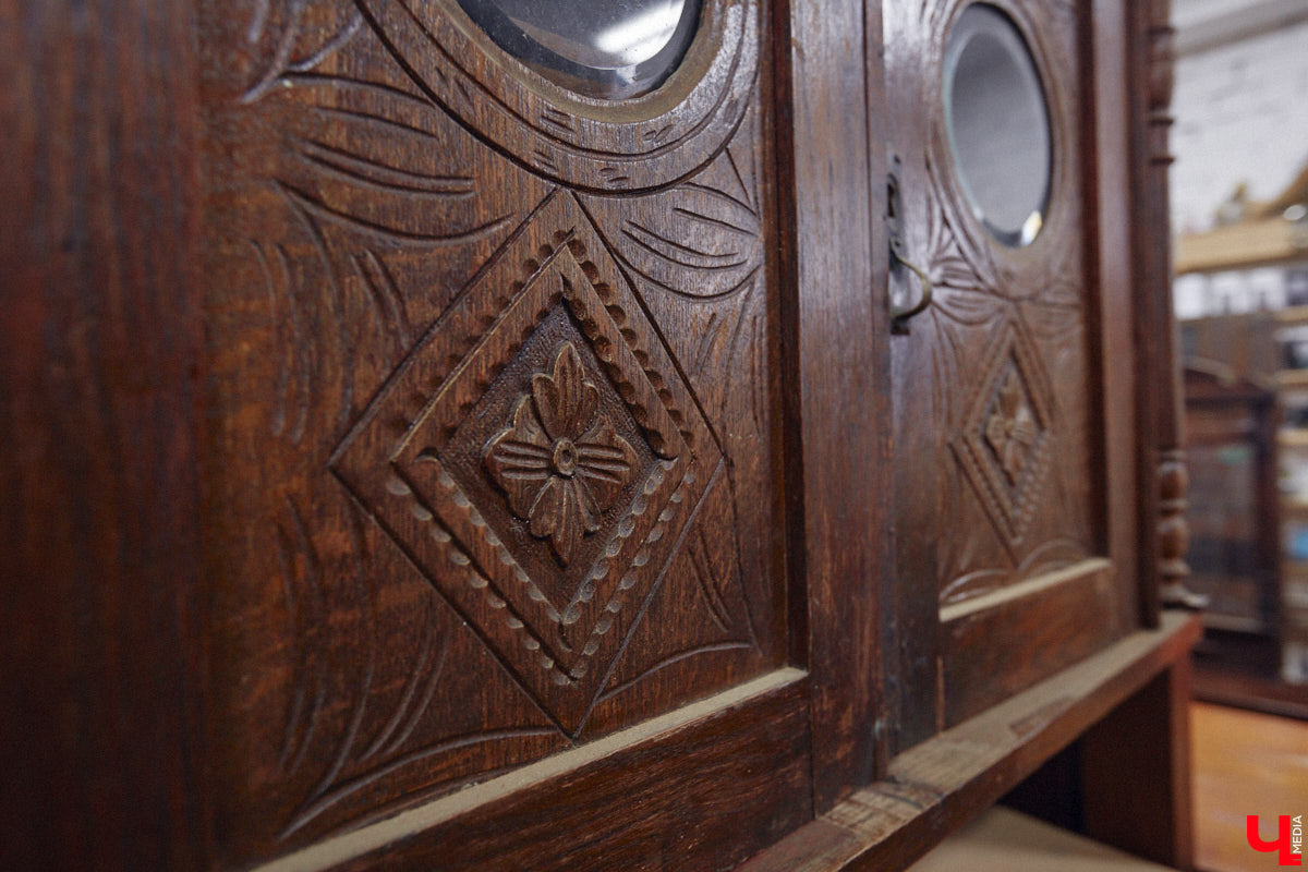 Маргарита Зинова дарит новую жизнь старой мебели уже почти пять лет. Сначала она увлекалась перекраской современных предметов интерьера, а затем перешла к реставрации старинных вещей. Мы напросились к ней в мастерскую, чтобы своими глазами увидеть некоторые интересные экземпляры.