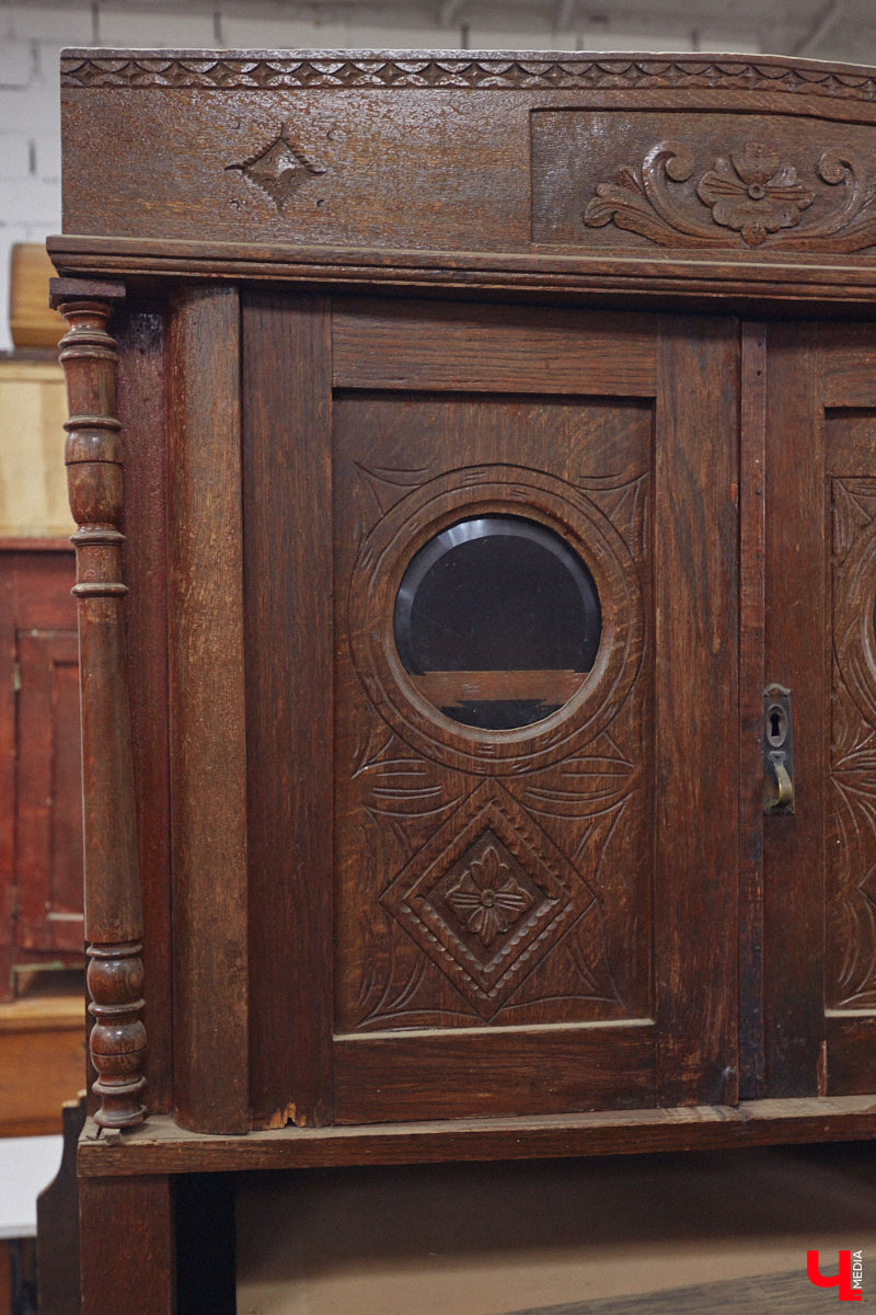 Маргарита Зинова дарит новую жизнь старой мебели уже почти пять лет. Сначала она увлекалась перекраской современных предметов интерьера, а затем перешла к реставрации старинных вещей. Мы напросились к ней в мастерскую, чтобы своими глазами увидеть некоторые интересные экземпляры.