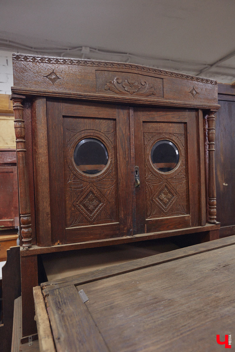 Маргарита Зинова дарит новую жизнь старой мебели уже почти пять лет. Сначала она увлекалась перекраской современных предметов интерьера, а затем перешла к реставрации старинных вещей. Мы напросились к ней в мастерскую, чтобы своими глазами увидеть некоторые интересные экземпляры.