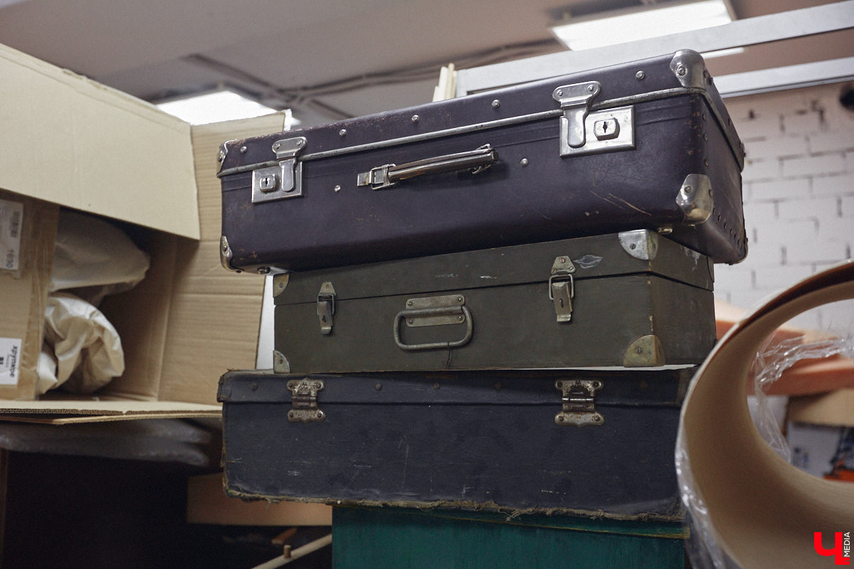 Маргарита Зинова дарит новую жизнь старой мебели уже почти пять лет. Сначала она увлекалась перекраской современных предметов интерьера, а затем перешла к реставрации старинных вещей. Мы напросились к ней в мастерскую, чтобы своими глазами увидеть некоторые интересные экземпляры.