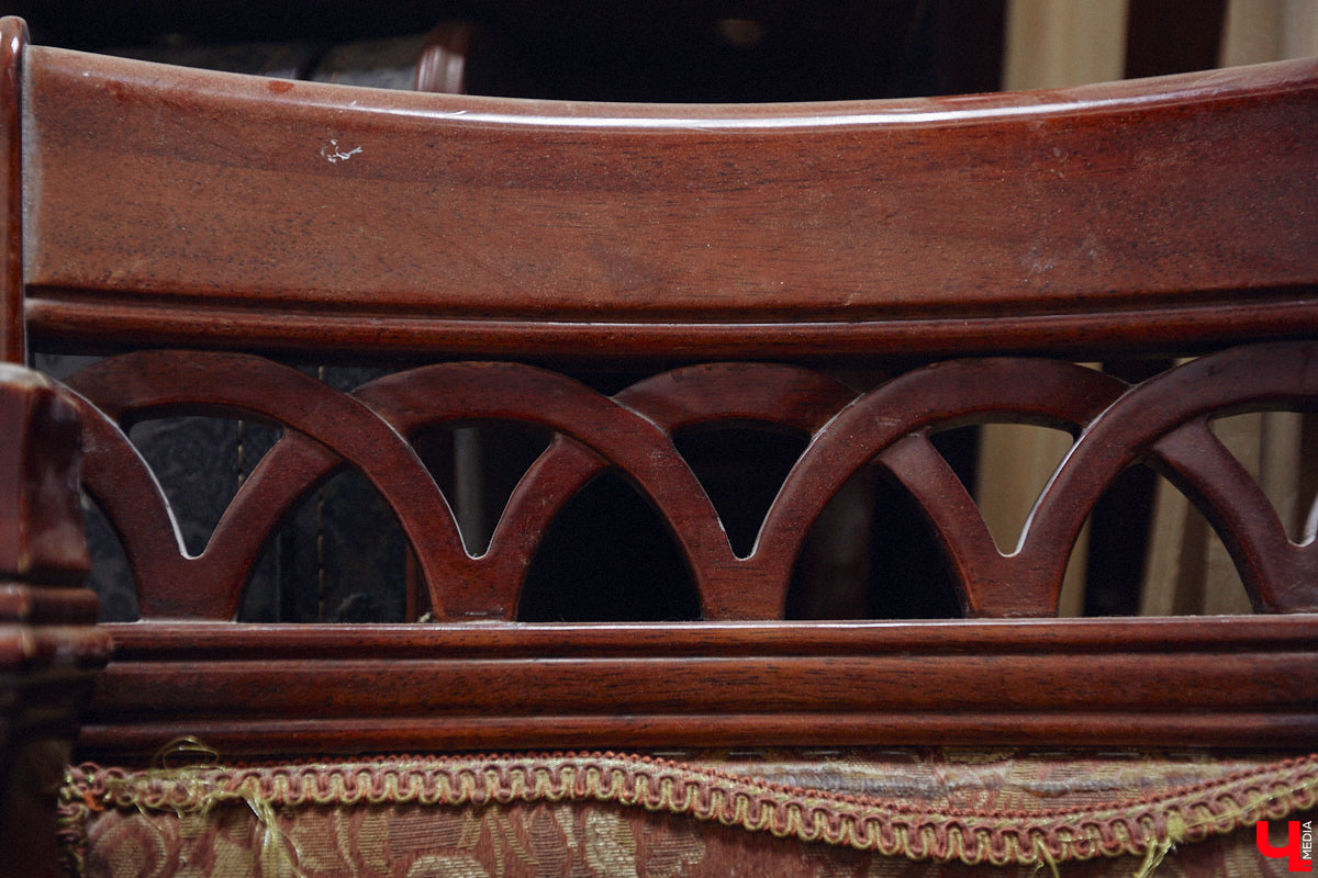 Маргарита Зинова дарит новую жизнь старой мебели уже почти пять лет. Сначала она увлекалась перекраской современных предметов интерьера, а затем перешла к реставрации старинных вещей. Мы напросились к ней в мастерскую, чтобы своими глазами увидеть некоторые интересные экземпляры.