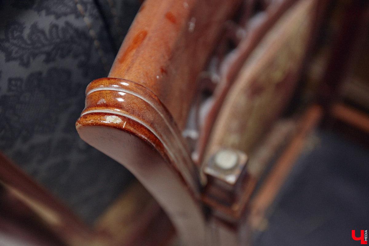 Маргарита Зинова дарит новую жизнь старой мебели уже почти пять лет. Сначала она увлекалась перекраской современных предметов интерьера, а затем перешла к реставрации старинных вещей. Мы напросились к ней в мастерскую, чтобы своими глазами увидеть некоторые интересные экземпляры.