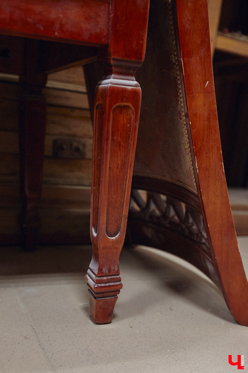 Маргарита Зинова дарит новую жизнь старой мебели уже почти пять лет. Сначала она увлекалась перекраской современных предметов интерьера, а затем перешла к реставрации старинных вещей. Мы напросились к ней в мастерскую, чтобы своими глазами увидеть некоторые интересные экземпляры.