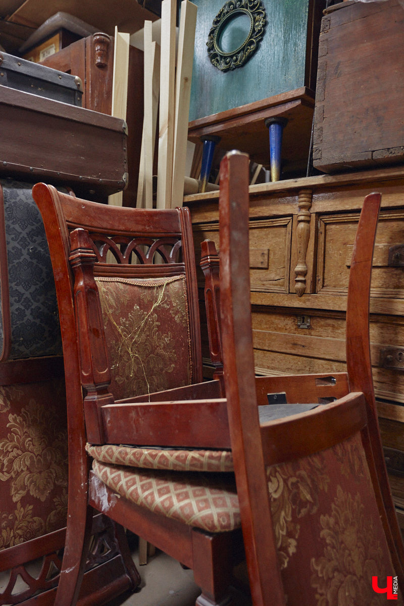 Маргарита Зинова дарит новую жизнь старой мебели уже почти пять лет. Сначала она увлекалась перекраской современных предметов интерьера, а затем перешла к реставрации старинных вещей. Мы напросились к ней в мастерскую, чтобы своими глазами увидеть некоторые интересные экземпляры.