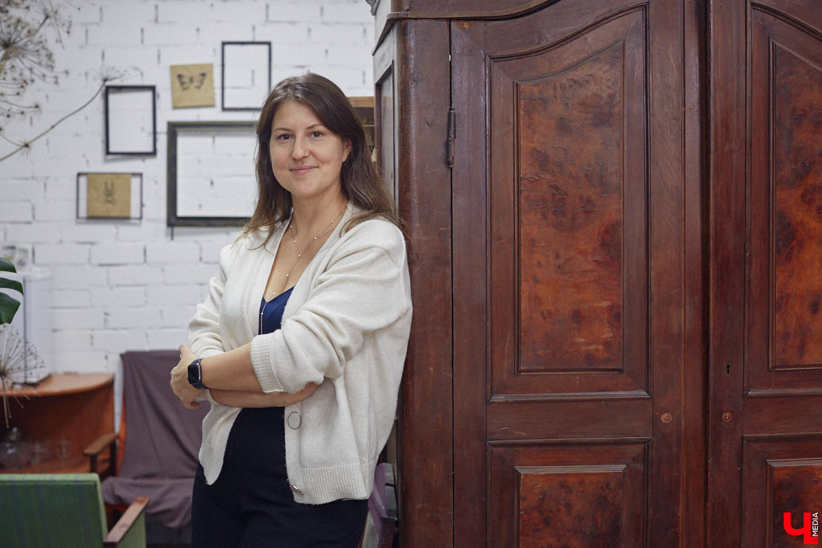 Маргарита Зинова дарит новую жизнь старой мебели уже почти пять лет. Сначала она увлекалась перекраской современных предметов интерьера, а затем перешла к реставрации старинных вещей. Мы напросились к ней в мастерскую, чтобы своими глазами увидеть некоторые интересные экземпляры.