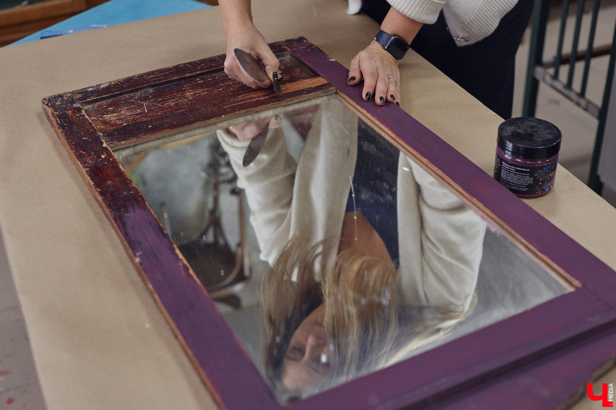 Маргарита Зинова дарит новую жизнь старой мебели уже почти пять лет. Сначала она увлекалась перекраской современных предметов интерьера, а затем перешла к реставрации старинных вещей. Мы напросились к ней в мастерскую, чтобы своими глазами увидеть некоторые интересные экземпляры.