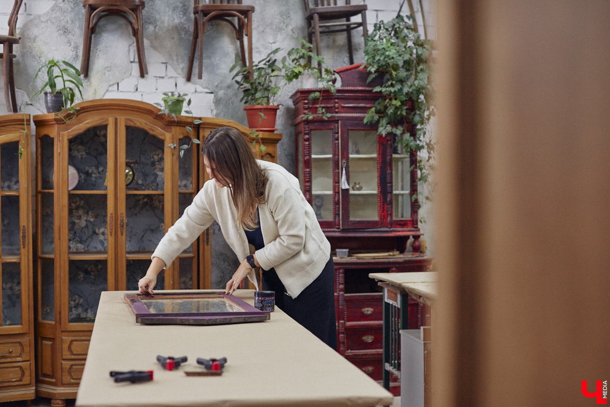 Маргарита Зинова дарит новую жизнь старой мебели уже почти пять лет. Сначала она увлекалась перекраской современных предметов интерьера, а затем перешла к реставрации старинных вещей. Мы напросились к ней в мастерскую, чтобы своими глазами увидеть некоторые интересные экземпляры.