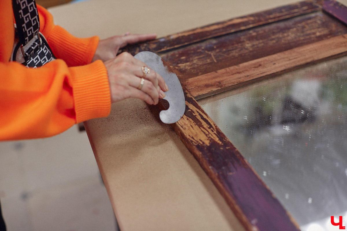 Маргарита Зинова дарит новую жизнь старой мебели уже почти пять лет. Сначала она увлекалась перекраской современных предметов интерьера, а затем перешла к реставрации старинных вещей. Мы напросились к ней в мастерскую, чтобы своими глазами увидеть некоторые интересные экземпляры.