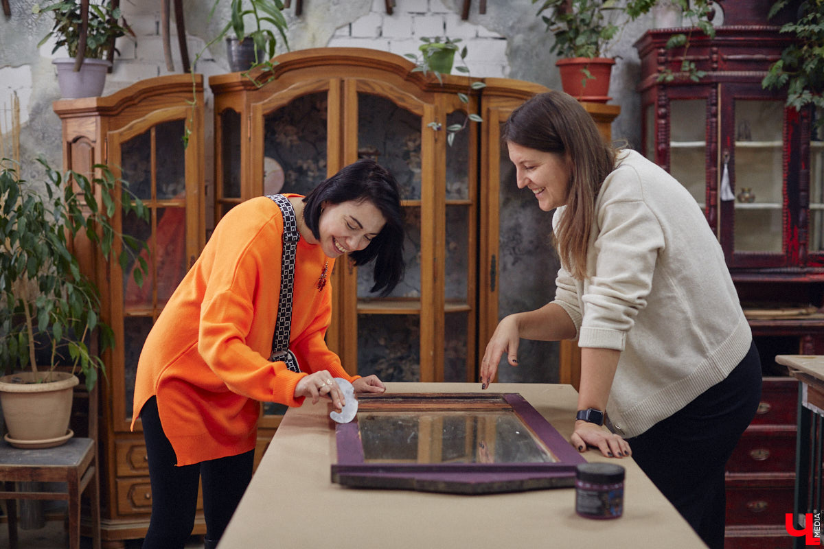 Маргарита Зинова дарит новую жизнь старой мебели уже почти пять лет. Сначала она увлекалась перекраской современных предметов интерьера, а затем перешла к реставрации старинных вещей. Мы напросились к ней в мастерскую, чтобы своими глазами увидеть некоторые интересные экземпляры.