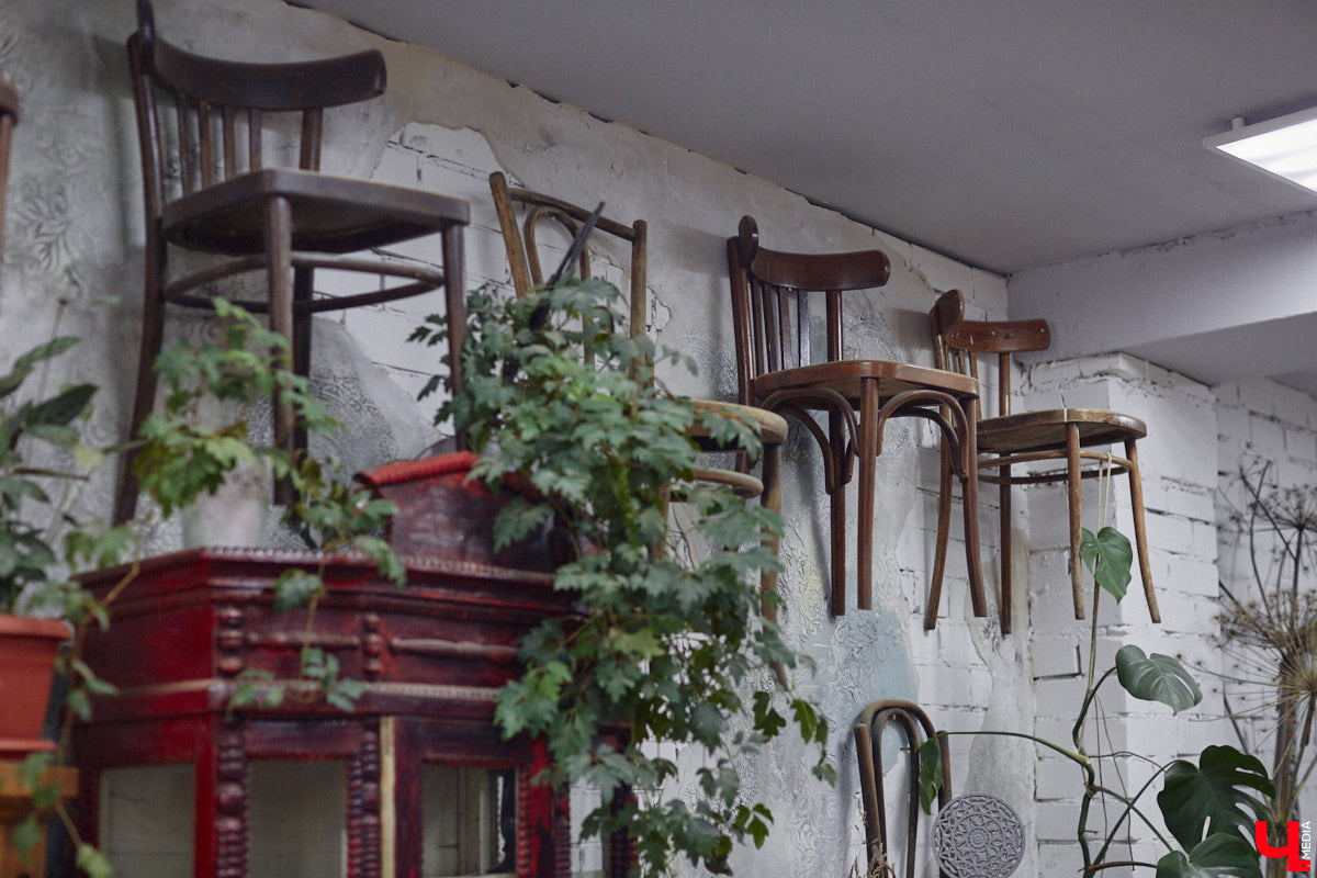 Маргарита Зинова дарит новую жизнь старой мебели уже почти пять лет. Сначала она увлекалась перекраской современных предметов интерьера, а затем перешла к реставрации старинных вещей. Мы напросились к ней в мастерскую, чтобы своими глазами увидеть некоторые интересные экземпляры.