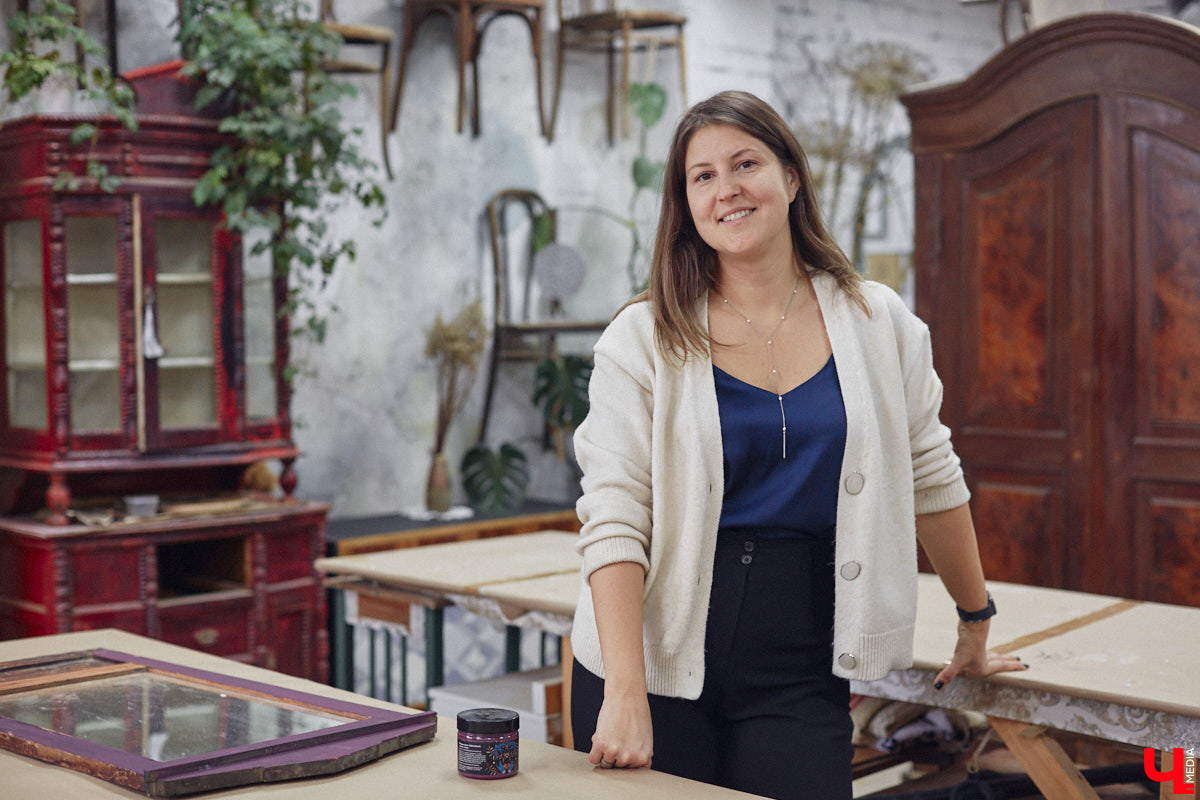 Маргарита Зинова дарит новую жизнь старой мебели уже почти пять лет. Сначала она увлекалась перекраской современных предметов интерьера, а затем перешла к реставрации старинных вещей. Мы напросились к ней в мастерскую, чтобы своими глазами увидеть некоторые интересные экземпляры.