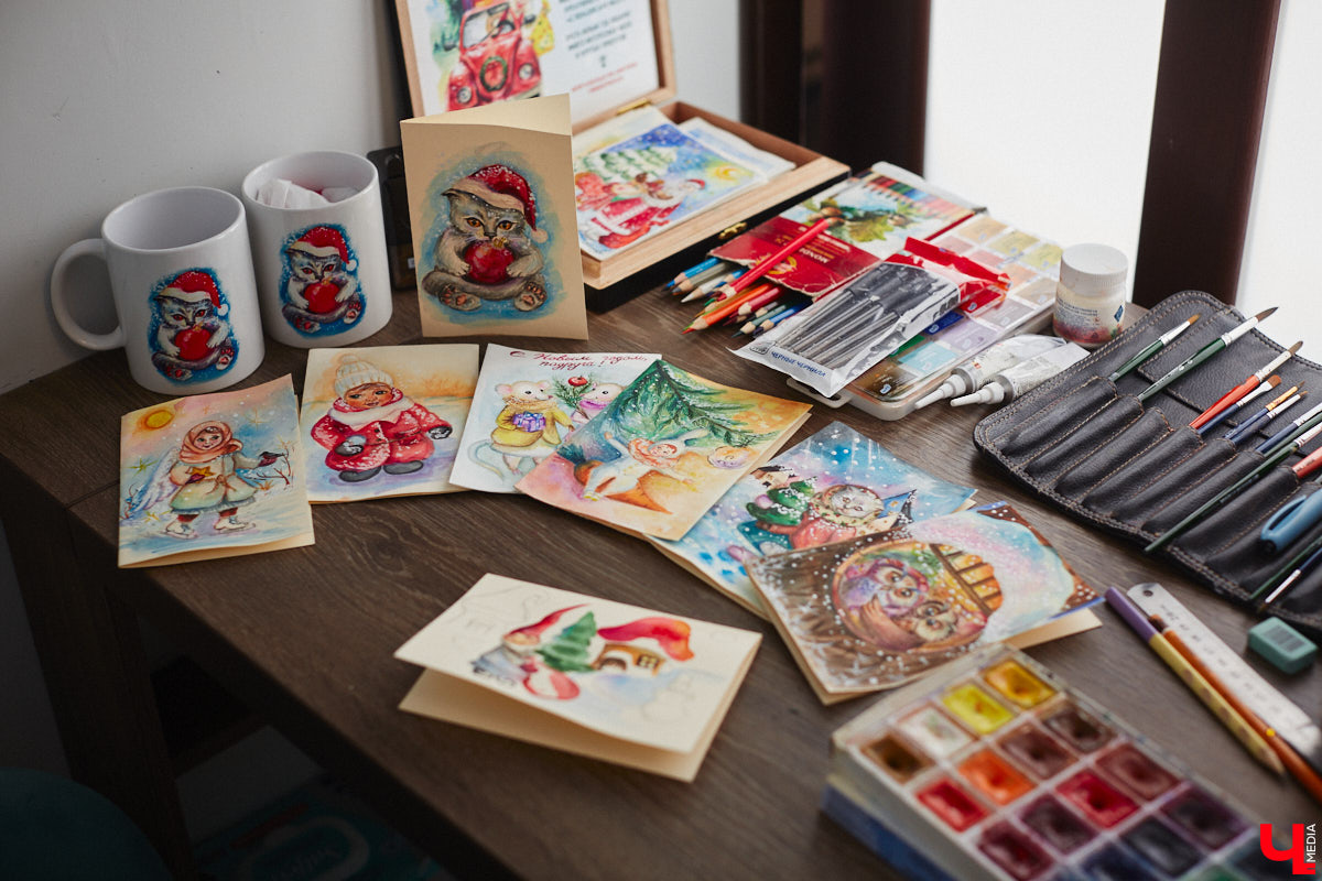 Жительница Владимира Яна Дмитриева начала рисовать новогодние открытки, чтобы отвлечься от всех проблем. Такую арт-терапию ей предложил психолог. Теперь же работы PR-менеджера крупной энергетической компании берут для людей, у которых есть все. В перспективе девушка хочет тиражировать акварельные образы на декоративных подушках, кружках и шопперах, а еще планирует обмениваться ими по всему миру.