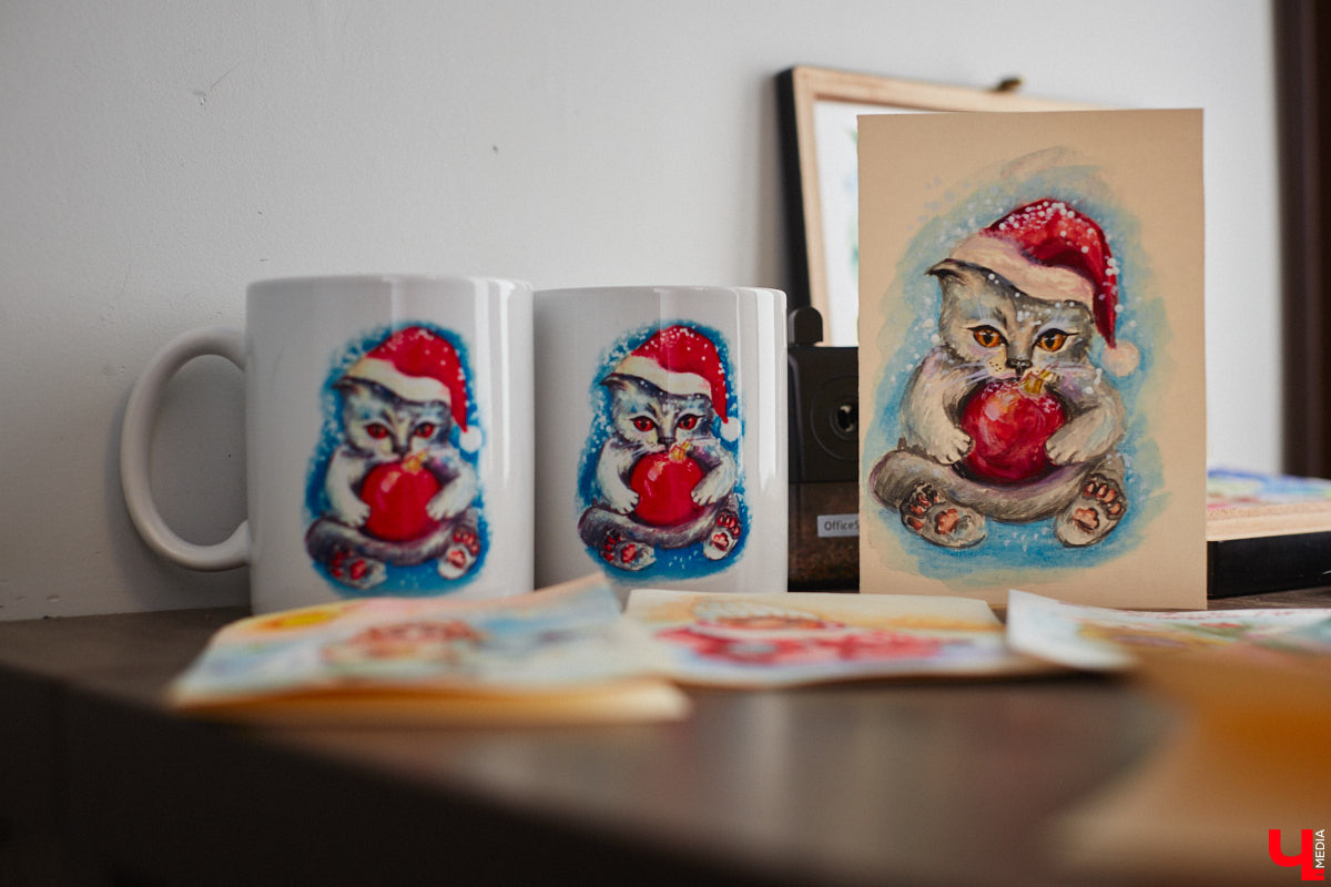 Жительница Владимира Яна Дмитриева начала рисовать новогодние открытки, чтобы отвлечься от всех проблем. Такую арт-терапию ей предложил психолог. Теперь же работы PR-менеджера крупной энергетической компании берут для людей, у которых есть все. В перспективе девушка хочет тиражировать акварельные образы на декоративных подушках, кружках и шопперах, а еще планирует обмениваться ими по всему миру.