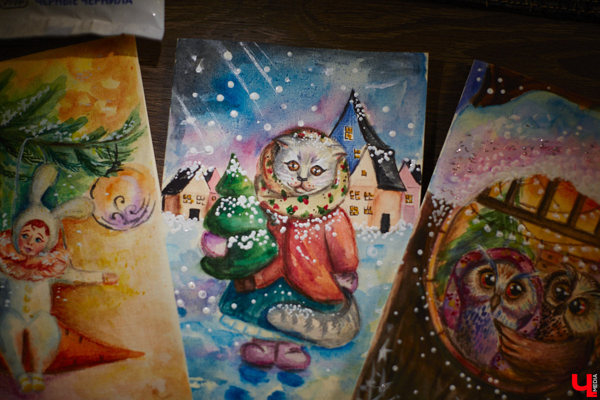 Жительница Владимира Яна Дмитриева начала рисовать новогодние открытки, чтобы отвлечься от всех проблем. Такую арт-терапию ей предложил психолог. Теперь же работы PR-менеджера крупной энергетической компании берут для людей, у которых есть все. В перспективе девушка хочет тиражировать акварельные образы на декоративных подушках, кружках и шопперах, а еще планирует обмениваться ими по всему миру.