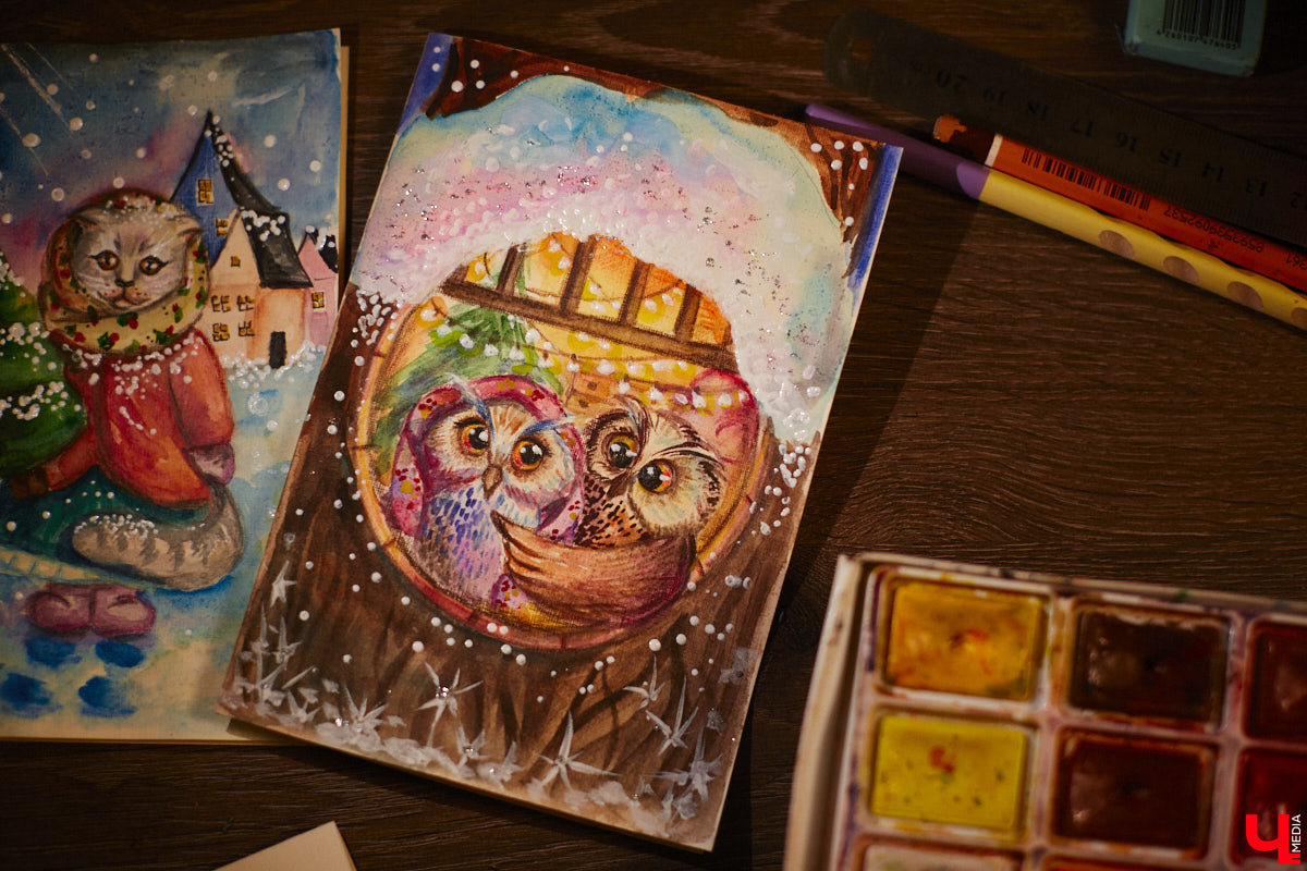 Жительница Владимира Яна Дмитриева начала рисовать новогодние открытки, чтобы отвлечься от всех проблем. Такую арт-терапию ей предложил психолог. Теперь же работы PR-менеджера крупной энергетической компании берут для людей, у которых есть все. В перспективе девушка хочет тиражировать акварельные образы на декоративных подушках, кружках и шопперах, а еще планирует обмениваться ими по всему миру.