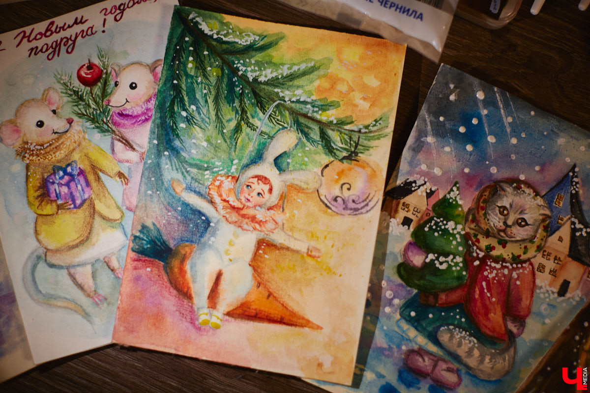 Жительница Владимира Яна Дмитриева начала рисовать новогодние открытки, чтобы отвлечься от всех проблем. Такую арт-терапию ей предложил психолог. Теперь же работы PR-менеджера крупной энергетической компании берут для людей, у которых есть все. В перспективе девушка хочет тиражировать акварельные образы на декоративных подушках, кружках и шопперах, а еще планирует обмениваться ими по всему миру.